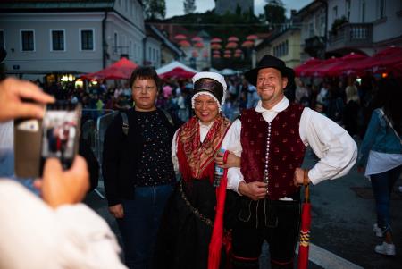 Presenetljiv odziv ob prvem dnevu praznovanja 50. Dnevov narodnih noš in oblačilne dediščine v Kamniku (16)